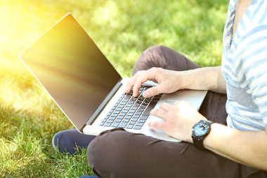 Bilgisayarlı genç adam