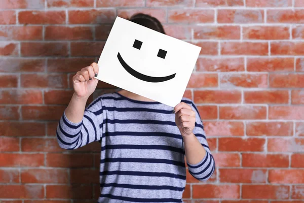 Mujer mostrando un emoticono feliz —  Fotos de Stock