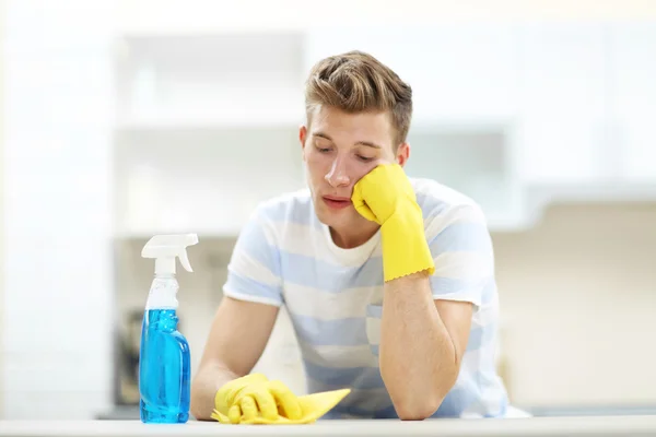 Homme se reposant après avoir nettoyé la cuisine — Photo