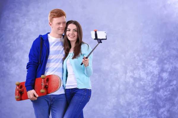 Couple Adolescent Avec Planche Roulettes Utilisant Bâton Pour Photo Par — Photo