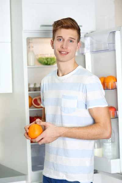 Seorang pria mengambil makanan dari kulkas — Stok Foto