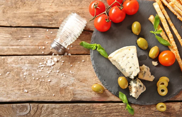 Bread sticks with cheese and tomatoes — Stock Photo, Image