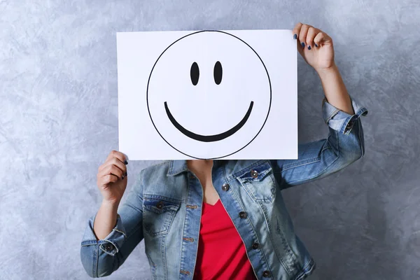 Donna che mostra un emoticon felice — Foto Stock