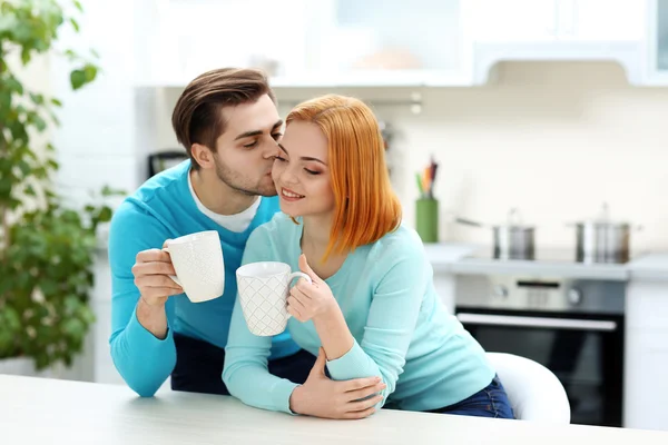 Feliz joven pareja bebiendo té — Foto de Stock