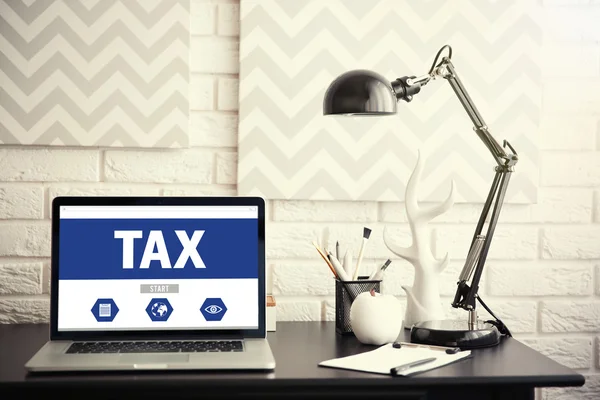 Концепция онлайн-уплаты налогов. — стоковое фото