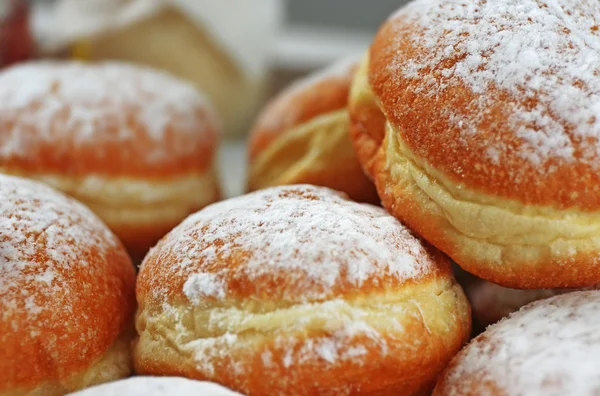 Rosquillas caseras frescas con azúcar en polvo, de cerca — Foto de Stock