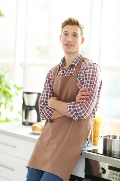 Uomo in cucina luminosa — Foto Stock