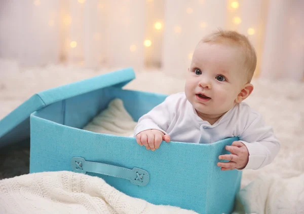 Αξιολάτρευτο μωρό κάθεται στο μπλε κουτί — Φωτογραφία Αρχείου