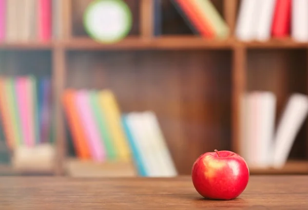 书籍和苹果在桌子上 — 图库照片