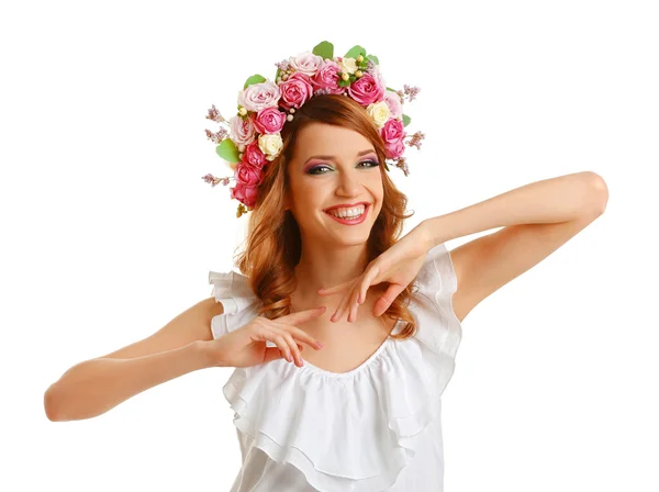 Mooie jonge vrouw dragen floral hoofdband geïsoleerd op witte achtergrond — Stockfoto
