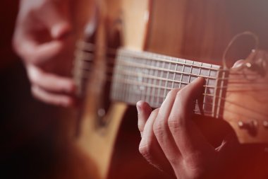 genç adam gitar çalmaya 