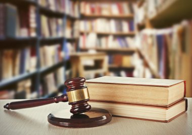 Ahşap hakimler tokmak ve hukuk kitapları
