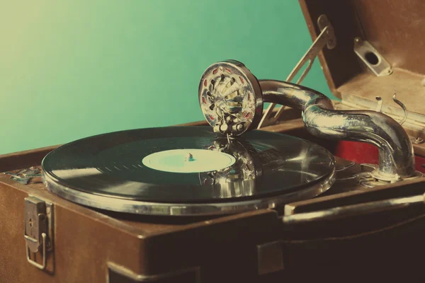 Gramophone with vinyl record on table — Stock Photo, Image
