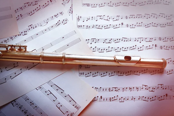 Flauta sobre notas musicales — Foto de Stock