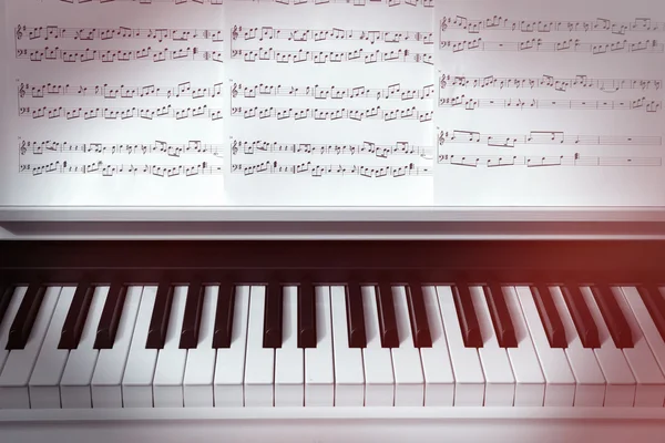 Teclado de piano y notas musicales —  Fotos de Stock
