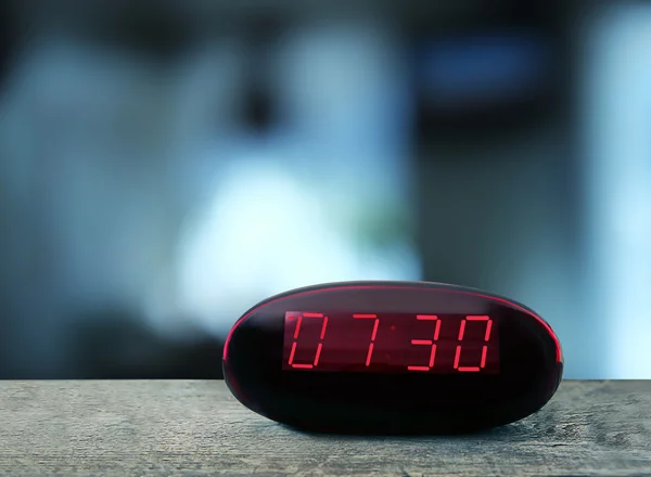 Horloge numérique sur table en bois — Photo