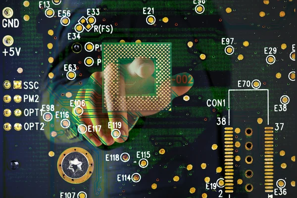 Hombre con microchip y placa de circuito electrónico —  Fotos de Stock