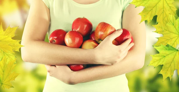 Rote Äpfel in Frauenhänden — Stockfoto