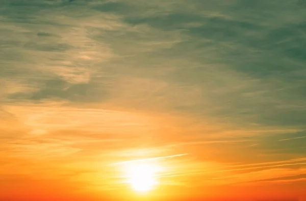 Retro hemel met wolken en zon — Stockfoto