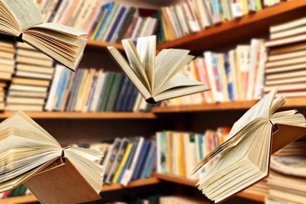 Livros voadores nas estantes da biblioteca — Fotografia de Stock