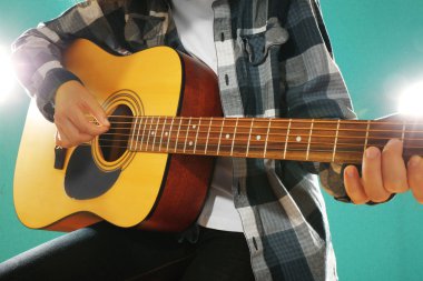 gitar çalan müzisyen