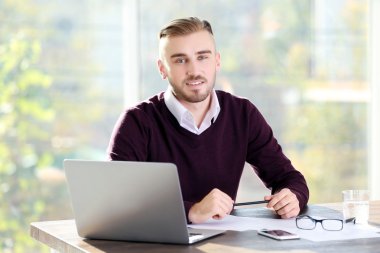 İşadamı dizüstü bilgisayarla çalışıyor