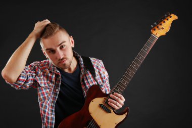 Elektro gitar çalan genç adam.