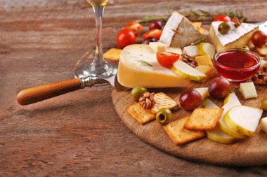 Farklı ahşap arka plan üzerinde peynir çeşitleri