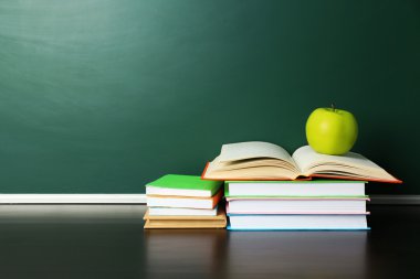 Okul kitapları üstünde okul sırası