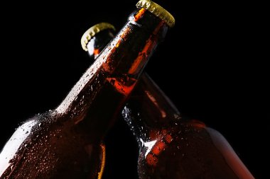 İki cam şişe bira  