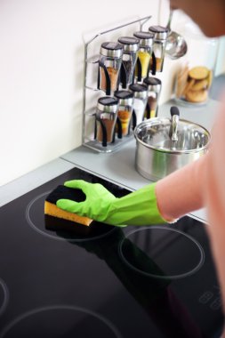 Elektrikli Ocak yıkama içinde insan eli