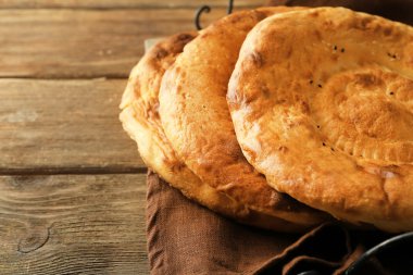 Bir tepsi üzerinde düz ekmek