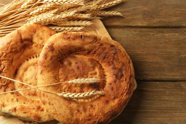Kesme tahtası düz ekmek ve buğday kulaklara