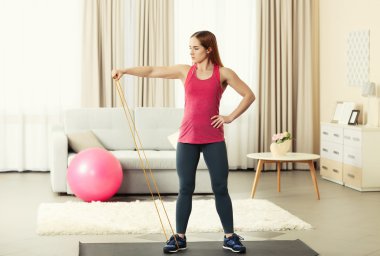 sporcumuz lastik bant ile yapıyor