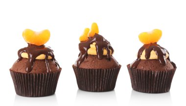 Dilim mandalina ve çikolata ile üç lezzetli kek üzerine beyaz izole