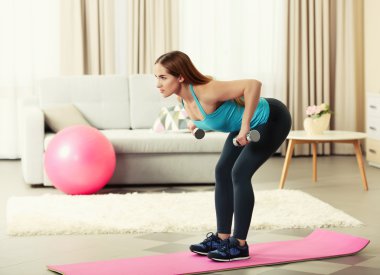 Sporcumuz dumbbells ile yapıyor