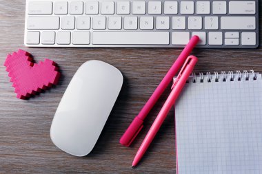 İşyeri Sevgililer kalp ile dekore edilmiştir.