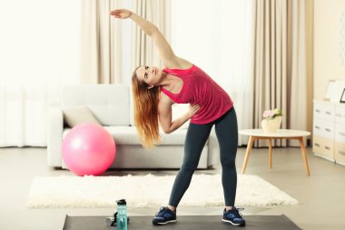 sporcumuz bir mat egzersizleri yapıyor