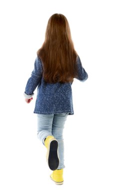 Küçük kız koşarak geri