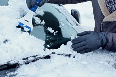 Kar araba ön cam kaldırma