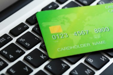 klavye üzerinde kredi kartı