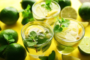 Mojito içecekler limon, limon ve nane, closeup ile