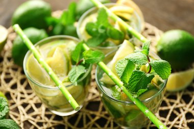 Taze mojito içecekler limon, limon ve nane, closeup ile