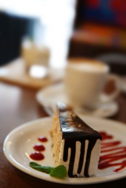 Tablo kafe ya da restoran lezzetli çikolatalı kek 