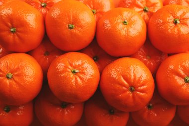 Taze mandalina arka plan ile birden fazla su damlaları, üstten görünüm