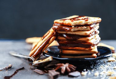 Koyu arka plan, çikolata ile lezzetli tatlılar yakın çekim