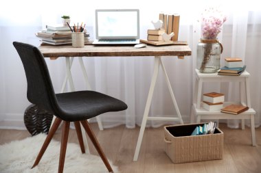 Dizüstü bilgisayarı olan modern işyeri