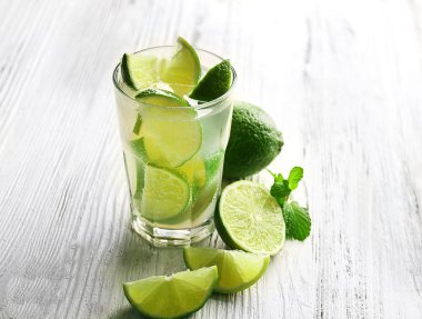 Mojito içmek kireç, limon ve nane ahşap tablo