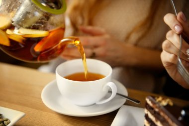 Beyaz bir fincan içine çay dökme