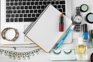 Kadının aksesuarları ile dizüstü bilgisayar 